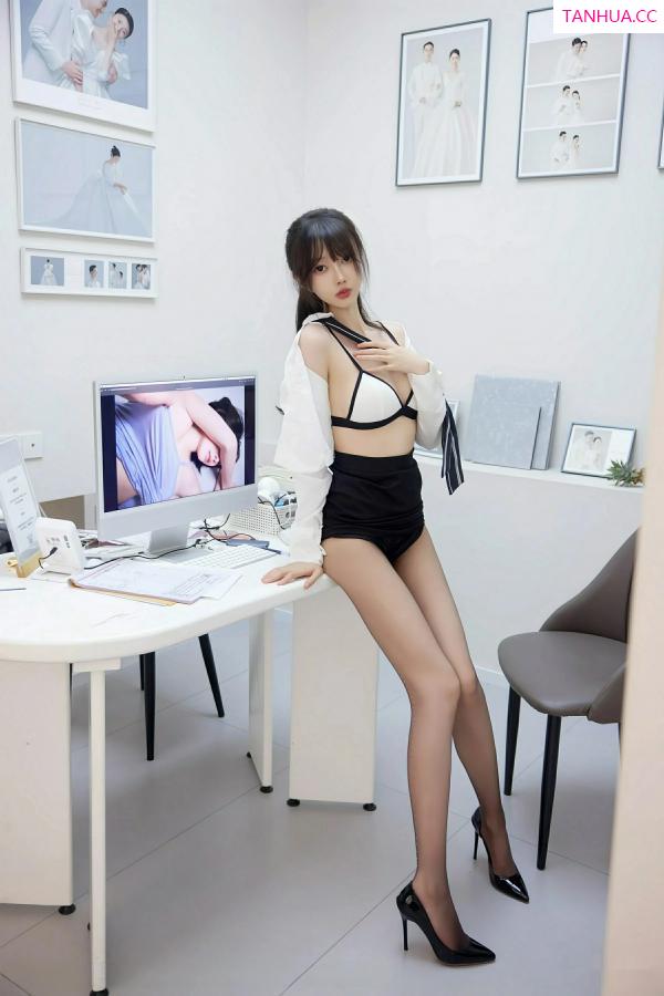 玥儿玥  [XiuRen]高清写真图 2025.08.11 No.10636 玥儿玥er OL服饰第32张图片